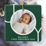 Ornamento De Cerâmica A primeira foto de Natal do bebê é verde<br><div class="desc">O Primeiro Ornamento Fotográfico de Natal deste Bebê na moda é decorado com a palavra JOY em tipografia moderna num fundo verde-pinheiro. Facilmente personalizável com sua foto,  nome e ano. Faz um presente especial para avós,  tias e tios.</div>