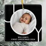 Ornamento De Cerâmica A primeira foto de Natal do bebê moderno é negra<br><div class="desc">O Primeiro Ornamento Fotográfico de Natal deste na moda Baby é decorado com a palavra JOY em tipografia moderna em fundo preto. Facilmente personalizável com sua foto,  nome e ano. Faz um presente especial para avós,  tias e tios.</div>