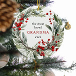 Ornamento De Cerâmica A Vovó Mais Amada Já Passou O Natal Festivo<br><div class="desc">Diga à vovó o quanto ela é amada nesta temporada de festas com esta linda corda-d'água corada, coroa festiva, enfeitada com folhagem de inverno e Enfeites de natal de bagas vermelhas. O texto diz - o GRANDA mais amado de todos os tempos com a opção de acrescentar nomes de netos...</div>