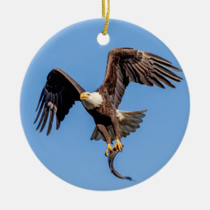 Ornamento De Cerâmica Águia-careca com um peixe