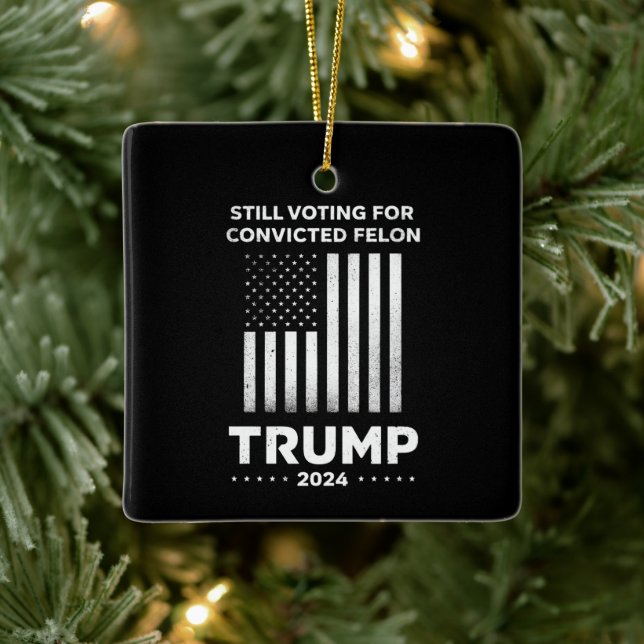 Ornamento De Cerâmica Ainda votando em Felon Trump 2024 condenado (Árvore)