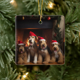 Ornamento De Cerâmica Airedale ao lado da Lareira Natal