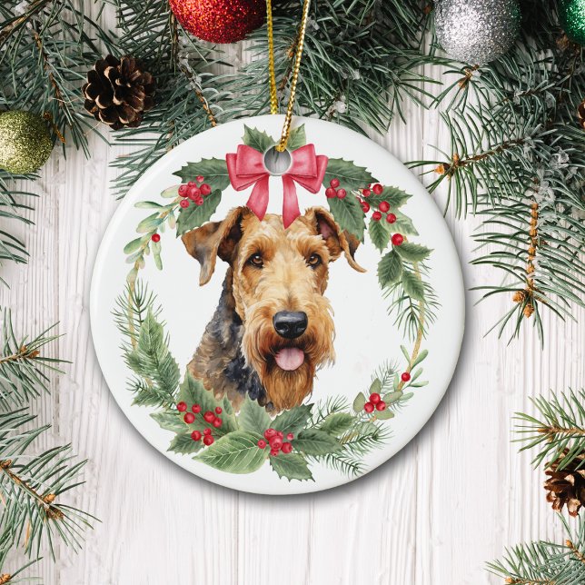 Ornamento De Cerâmica Airedale Terrier Dog Red Arco Holly Wreath (Criador carregado)