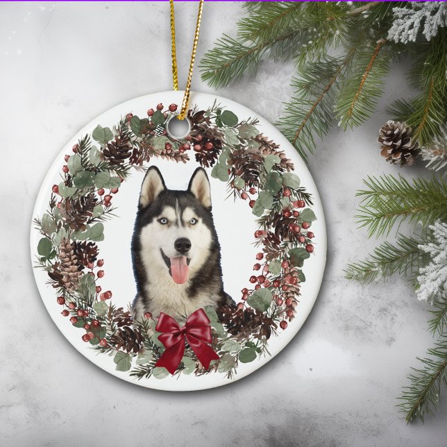 Ornamento De Cerâmica Alaskan Malamute Dog Red Arco Pinecone Wreath (Criador carregado)
