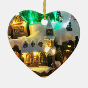 Ornamento De Cerâmica Aldeia montanhosa nostálgica contra a cena da neve