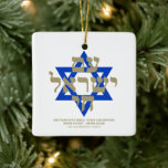Ornamento De Cerâmica Am Yisrael Chai hebrei tipografia dourada texto az<br><div class="desc">Sou Yisrael Chai hebrew texto com texto personalizado dourado falso e Estrela Azul de David em fundo branco em um lado do ornamento. Bandeira de Israel do outro lado do ornamento. Disponível em muitas formas e materiais. Am Yisrael Chai, As pessoas de Israel vivem, a nação de Israel vive é...</div>