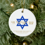 Ornamento De Cerâmica Am Yisrael Chai Hebrew - Estrela azul de ouro de D<br><div class="desc">Sou Yisrael Chai hebrew texto com texto personalizado dourado falso e Estrela Azul de David de um lado do ornamento. Bandeira de Israel do outro lado do ornamento. Disponível em muitas formas e materiais. Am Yisrael Chai, As pessoas de Israel vivem, a nação de Israel vive é um hino de...</div>