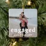 Ornamento De Cerâmica Amelia Simple Photo Modern Engajada<br><div class="desc">Enfeites de natal de estilo moderno com um layout simples e mínimo com "engajado" em uma fonte retrorreflectora de ranhura junto com seus nomes e ano sobre sua foto favorita do noivado. Este ornamento faz um presente de excelente para um casal recém noivo para o seu primeiro Natal noivo.</div>