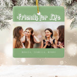 Ornamento De Cerâmica Amigos sábiam nomes de fotos brancas verdes<br><div class="desc">Um presente para o(s) seu(s) melhor(s) amigo(s) para aniversários,  Natal ou evento especial. Texto branco: Amigos para a Vida,  escrito com um script de estilo de tendência. Personalize e use sua própria foto e nomes. Sage verde fundo.</div>