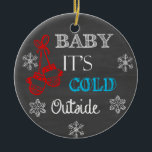 Ornamento De Cerâmica Amor É Frio Fora da Ornação do Chalkboard<br><div class="desc">Querida,  é frio fora do quadro. Segure na Árvore de Natal ou dê como presente. As imagens utilizadas neste item estão oficialmente licenciadas / © Graphics Factory.com</div>