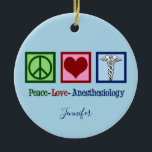 Ornamento De Cerâmica Anestesiologista Personalizado do Peace Love<br><div class="desc">Um presente de Enfeites de natal de Anestesiologia do Amor pela Paz que apresenta um sinal de paz,  coração e o símbolo médico caduceus. Bonito presente personalizado para anestesista ou anestesista.</div>