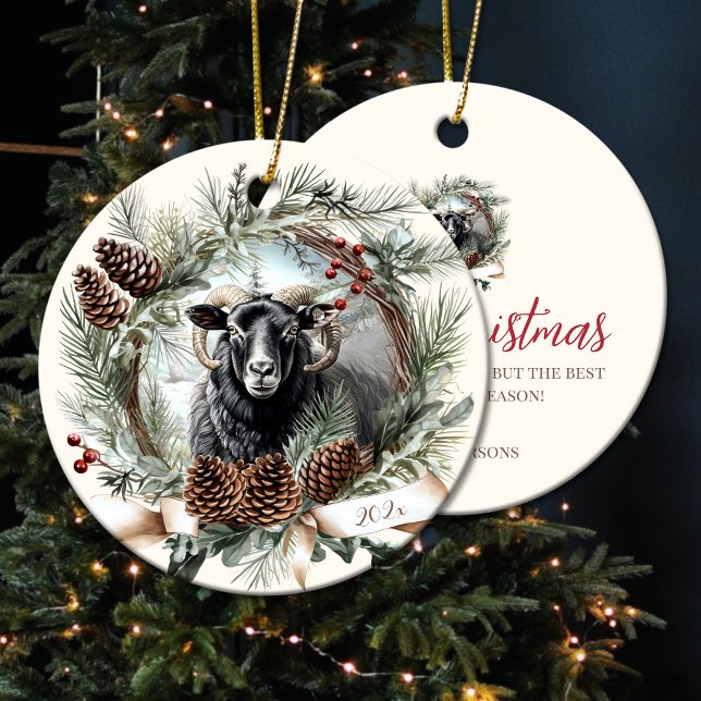 Ornamento De Cerâmica Animais de fazenda, de raça negra (Black sheep farm animal Christmas pinecone wreath Ceramic Ornament)