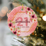Ornamento De Cerâmica aniversário de 21 anos cor-de-rosa floral dourado<br><div class="desc">Um ornamento de tendências para um aniversário de 21 anos, como um favor, presente ou guardar. Com uma estrutura geométrica em forma de hexágono dourado falsa. Decorados com flores de dália aquosa, cor-de-rosa, creme e coral. Vivendo coral com bolinhas como fundo. Modelos para um nome, 21 anos e uma data....</div>