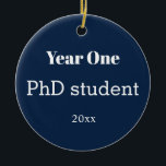 Ornamento De Cerâmica Ano de doutorado<br><div class="desc">O ornamento de doutorandos é reconhecer o que você está fazendo, agora. Mas realmente, é para você olhar para o futuro. Vocês vão passar pelo outro lado desta empreitada acadêmica e sorrir quando vocês pendurarem este ornamento de volta na árvore de Natal com seus dedos de doutorado. (Aqui está a...</div>