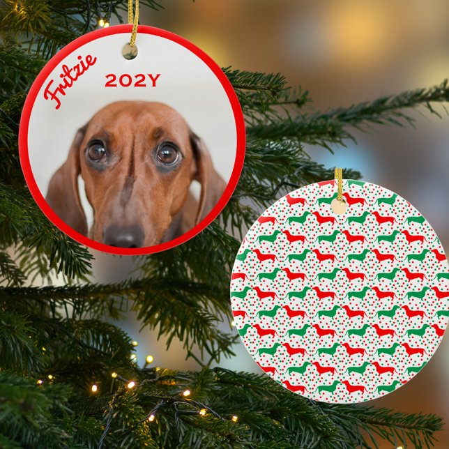 Ornamento De Cerâmica Ano de Foto Personalizado Dachshund (Personalized Photo Ornament with Name Year on Front. Cute Red and Green Dachshund pattern on back.)