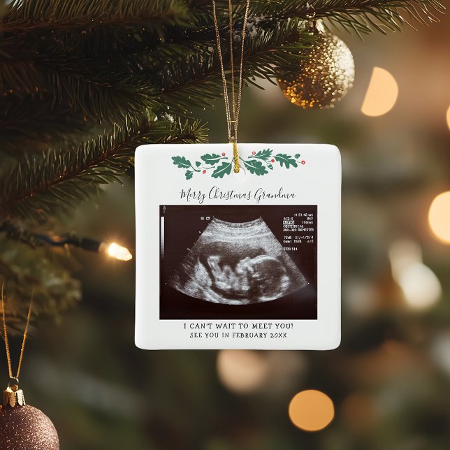 Ornamento De Cerâmica Anunciação da Gravidez Natal Vovó do Baby Scan (Pregnancy Announcement Sonogram Greenery Christmas Square Ornament)