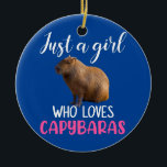 Ornamento De Cerâmica Apenas uma garota que ama capybara capybara<br><div class="desc">Só uma garota que ama capybara capybara Gift. Presente perfeito para seu pai, mãe, pai, homens, mulheres, amigos e familiares no Dia de Ação de Graças, Dia de Natal, Dia de as mães, Dia de os pais, 4 de julho de 1776 Dia Independente, Dia dos Veteranos, Dia do Halloween, Dia...</div>