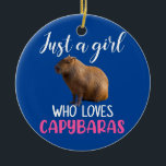 Ornamento De Cerâmica Apenas uma garota que ama capybara capybara<br><div class="desc">Só uma garota que ama capybara capybara Gift. Presente perfeito para seu pai, mãe, pai, homens, mulheres, amigos e familiares no Dia de Ação de Graças, Dia de Natal, Dia de as mães, Dia de os pais, 4 de julho de 1776 Dia Independente, Dia dos Veteranos, Dia do Halloween, Dia...</div>