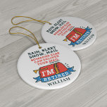 Ornamento De Cerâmica Aposentação Personalizada do Correio do Trabalhado<br><div class="desc">Um belo e engraçado presente de despedida de um carteiro para o funcionário que se aposenta depois de um longo serviço entregando todos esses e-mails em qualquer condição climática. Adicione um nome clicando no botão "Personalizar" acima. Excelente de presente para lembrar de você</div>