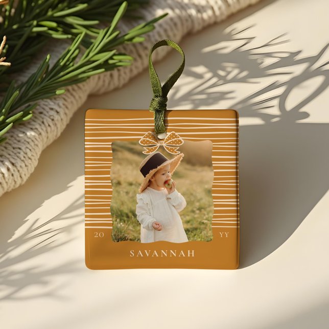 Ornamento De Cerâmica Arco de Natal Moderno Stripes Ondas Fotografia Ond (Christmas Bow Modern Stripes Wavy Photo Keepsake Ceramic Ornament)