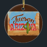 Ornamento De Cerâmica Arizona de Tucson Viagens vintage do deserto<br><div class="desc">Tucson Arizona neo viagens vintage na design de cartoon engraçada com estilo retrorreflector com deserto,  cacto e rochas. Azul,  marrom e vermelho com cacto verde.</div>
