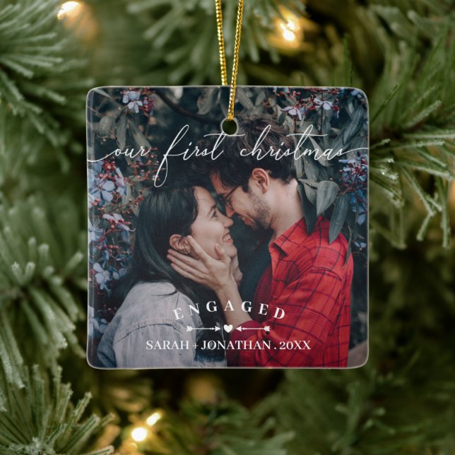 Ornamento De Cerâmica Arrows & Heart First Christmas Engaged Photo (Árvore)
