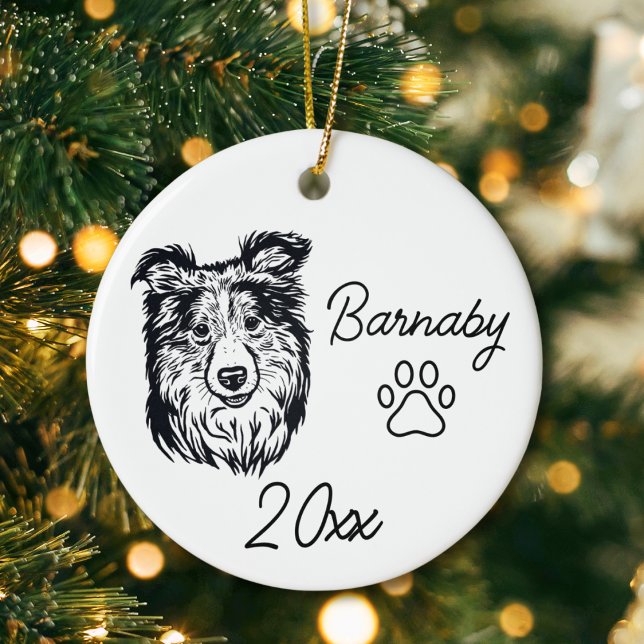 Ornamento De Cerâmica Arte personalizada com nome e ano de cão Collie (Collie Dog Custom Name and Year Ornament with Paw Print. Black and White Line Art Modern)