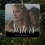 Ornamento De Cerâmica Árvore de Natal das Irmãs de Fotografias Personali<br><div class="desc">Uma decoração de árvore de natal de fotos de irmãs pode ser mudada para qualquer parente. Apresentando sua fotografia favorita,  o texto 'Irmãs' em uma fonte de script e seus nomes sobre um fundo preto.</div>