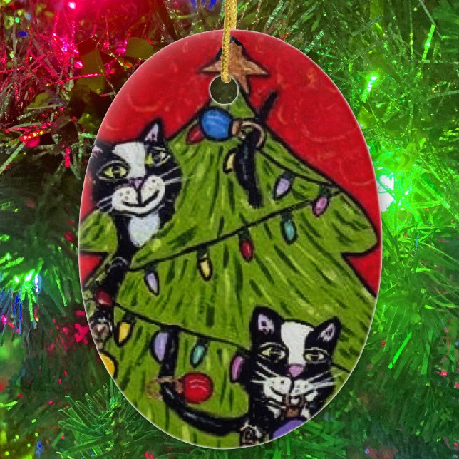 Ornamento De Cerâmica Árvore de Natal de Gatos de Arte Folha (Naughty cats climbing in Christmas tree with gold star and lights on oval Christmas ornament.)