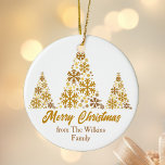 Ornamento De Cerâmica Árvore de Natal Personalizada com Flocos de Neve D<br><div class="desc">Um presente de Enfeites de natal de guião em ouro com seu nome familiar sob lindas árvores feitas de flocos de neve ouro sobre Feliz Natal. Vestidos de férias com um design artístico.</div>