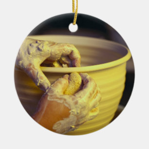 Ornamento De Cerâmica As mãos do oleiro que criam 1