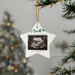 Ornamento De Cerâmica Avó Guarda Anunciação de Gravidez de Natal<br><div class="desc">É sempre um bom momento para compartilhar essas notícias interessantes com o seu mais próximo e querido. Ideia perfeita de presente de Natal para a avó estar com foto de ultrassom. Personalize esta exibição de lançamento exclusiva, adicione seus detalhes e informe a todos sobre esta notícia especial. presente de excelente...</div>