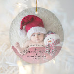 Ornamento De Cerâmica Avós 1rua Foto de Natal - Script Preto<br><div class="desc">Ajudem-nos a celebrar o seu primeiro neto com este belo ornamento moderno do keepsasawn. O texto de fora do preto diz "Nosso primeiro Natal como avós", com a palavra "avós" em um roteiro elegante, com flores antes e depois. Substitua facilmente a imagem de amostra pela sua foto favorita do novo...</div>