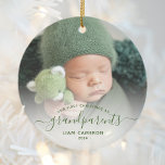 Ornamento De Cerâmica Avós Primeiro Foto de Natal - Script Verde<br><div class="desc">Ajudem-nos a celebrar o seu primeiro neto com este belo ornamento moderno do keepsasawn. O texto verde lê "Nosso primeiro Natal como avós", com a palavra "avós" em elegante manuscrito com flores antes e depois. Substitua facilmente a imagem de amostra pela sua foto favorita do novo bebê, e adicione o...</div>