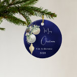 Ornamento De Cerâmica Azul branco-dourado Natal<br><div class="desc">Um fundo azul incolor. Decorado com bolhas brancas e douradas e um pouco de verde e um pinho. Personalize e adicione seu nome,  ano. Texto: Feliz Natal</div>