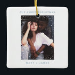 Ornamento De Cerâmica Azul claro elegante | Feliz e Foto casada<br><div class="desc">Máquina de escrever neutra e elegante azul-claro | Feliz em bruto e ornamento cerâmico de fotografias casadas</div>