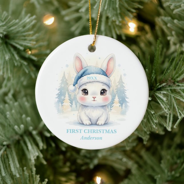 Ornamento De Cerâmica Baby Boy First Christmas Blue Bunny Photo (Árvore)