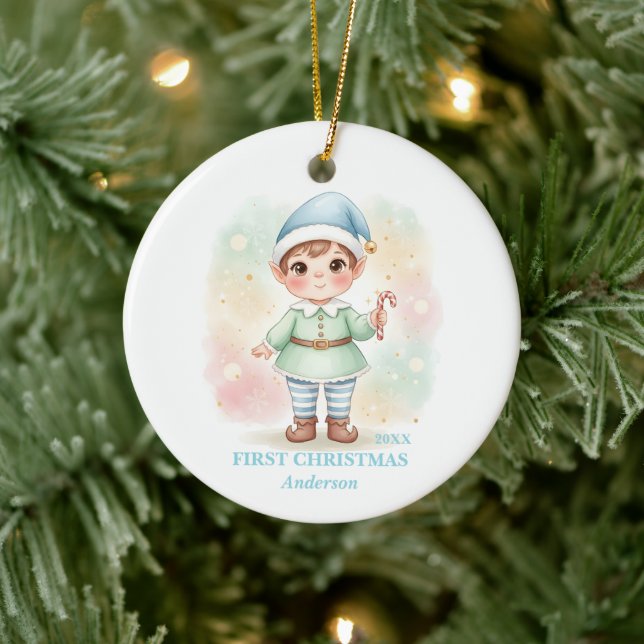 Ornamento De Cerâmica Baby Boy First Christmas Blue Elf Photo (Árvore)
