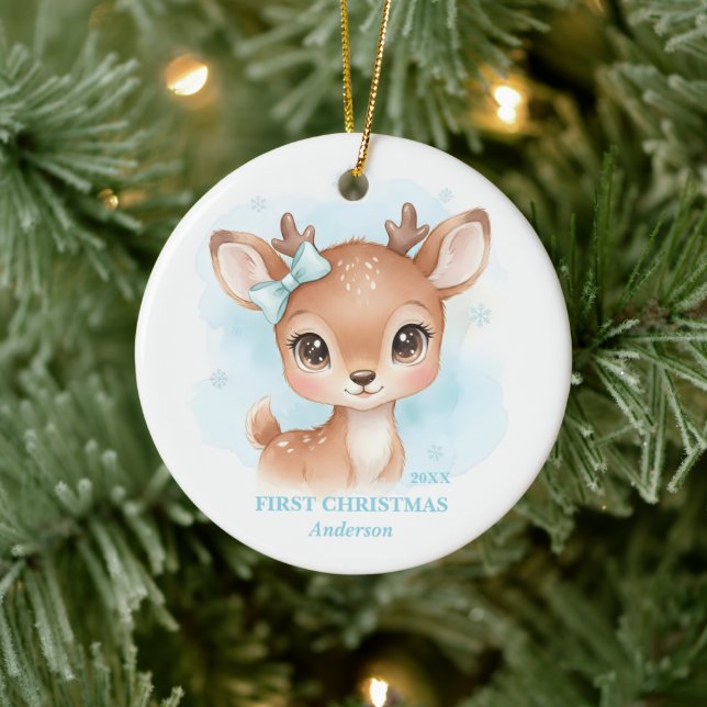 Ornamento De Cerâmica Baby Boy First Christmas Blue Reindeer Photo (Árvore)