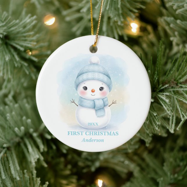 Ornamento De Cerâmica Baby Boy First Christmas Blue Snowman Photo (Árvore)