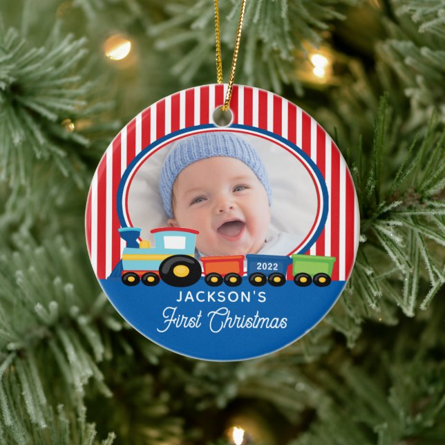 Ornamento De Cerâmica Baby Boy First Christmas Train Photo (Árvore)