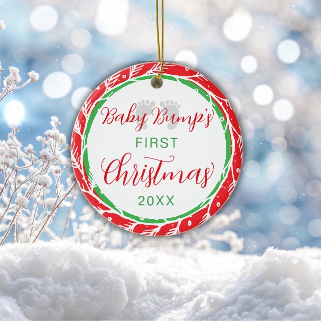 Ornamento De Cerâmica Baby Bump's First Christmas Red Green (Criador carregado)