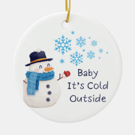 Ornamento De Cerâmica Baby É Frio Lá Fora com um boneco de neve em um