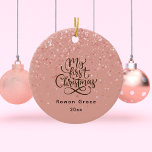 Ornamento De Cerâmica Baby Girl First Christmas Custom Name<br><div class="desc">Baby Girl First Christmas Custom Name Pink Minimal Cerâmica Ornament. Um enfeite especial para a nova menina na sua vida. Este design apresenta um moderno e mínimo roteiro do "Meu Primeiro Natal" e acentuado com brilho de na moda. Esse ornamento pode ser personalizado com o nome e o ano do...</div>