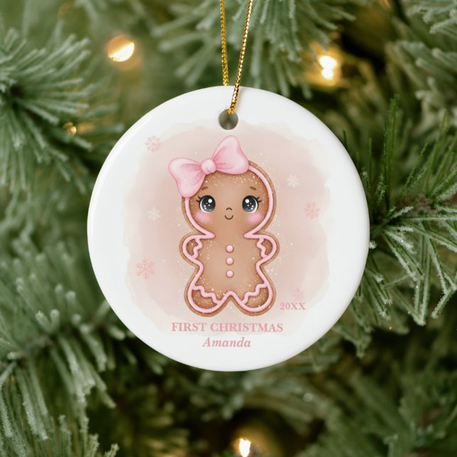 Ornamento De Cerâmica Baby Girl First Christmas Pink Gingerbread Photo (Árvore)