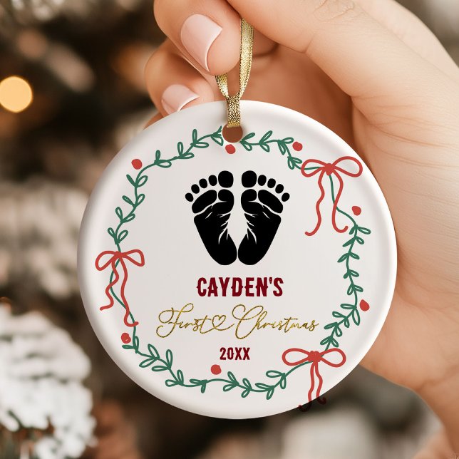Ornamento De Cerâmica Baby's Footprint First Christmas Ornament (Criador carregado)