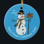 Ornamento De Cerâmica Bah Humbug Grumpy Christmas Snowman apresenta<br><div class="desc">Bah Humbug! Esta design engraçada é a coisa perfeita para uma celebração de janto de Natal, um presente de anfitrião ou anfitrião, ou qualquer pessoa que esteja um pouco no lado antissocial e que preferencialmente evite as grandes multidões nesta temporada de férias. Apresenta um boneco de neve vestindo um chapéu...</div>