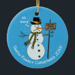 Ornamento De Cerâmica Bah Humbug Grumpy Christmas Snowman apresenta<br><div class="desc">Bah Humbug! Esta design engraçada é a coisa perfeita para uma celebração de janto de Natal, um presente de anfitrião ou anfitrião, ou qualquer pessoa que esteja um pouco no lado antissocial e que preferencialmente evite as grandes multidões nesta temporada de férias. Apresenta um boneco de neve vestindo um chapéu...</div>