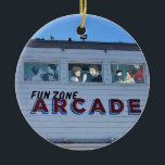 Ornamento De Cerâmica Balboa Fun Zone, Newport Beach, Califórnia<br><div class="desc">A antiga placa da sala de jogos na Balboa Fun Zone na península de Balboa em Newport Beach, Califórnia. A Fun Zone foi originalmente construída em 1936 e desde então foi atualizada e vendida a novos proprietários várias vezes. Tem uma roda-gigante, fliperama, carros-bate-bate e várias lojas de souvenirs. Há também...</div>