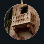 Ornamento De Cerâmica Balcony de Juliet; Onde está Romeu?<br><div class="desc">Shakespeare conta uma história de "dois amantes atravessados por estrelas" em "fair Verona". Esta bela sacada de pedra foi erguida em 1937 em nome de Julieta. Esquece um pátio onde amantes deixam notas ao espírito de Romeu e Julieta. Esse ornamento cerâmico é totalmente personalizável e está disponível em diversas formas....</div>